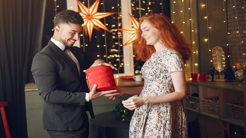 Making Business Relationships Stronger Through Thoughtful Gifting